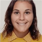 Profesional especializada en diseño de moda con más de 7 años de experiencia en el sector textil.